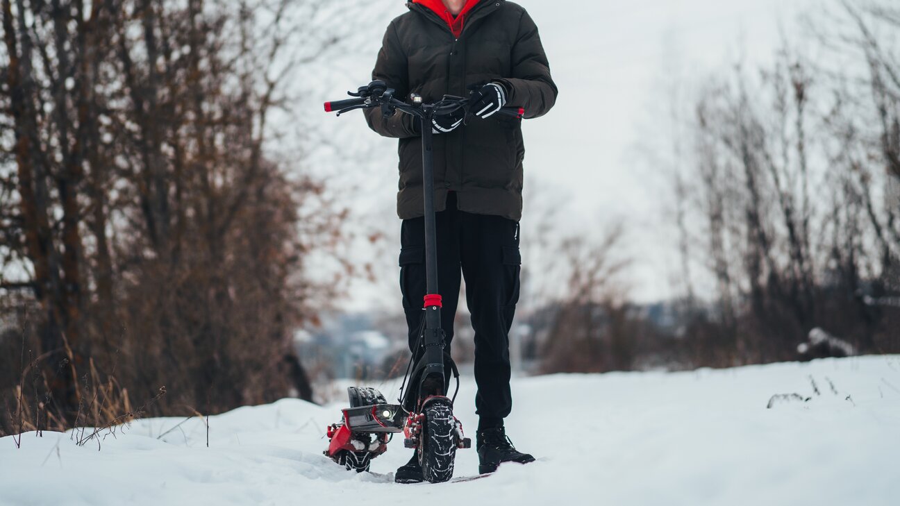 BinBin | Riding an Electric Scooter in Winter